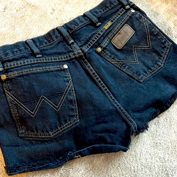 Vintage wrangler cut off shorts size 31 runs small - Picture 5 of 8